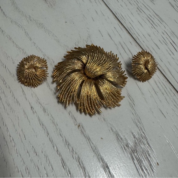 Monet Textured Gold Pin - Picture 1 of 8